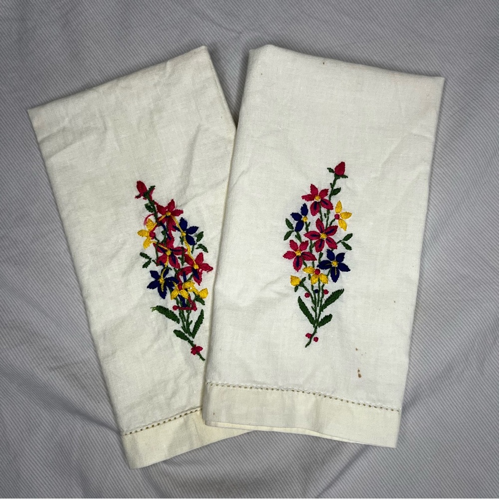 Pair of Vintage Cream Linen Tea Towels Puffy Embroidered Flowers 17x10
